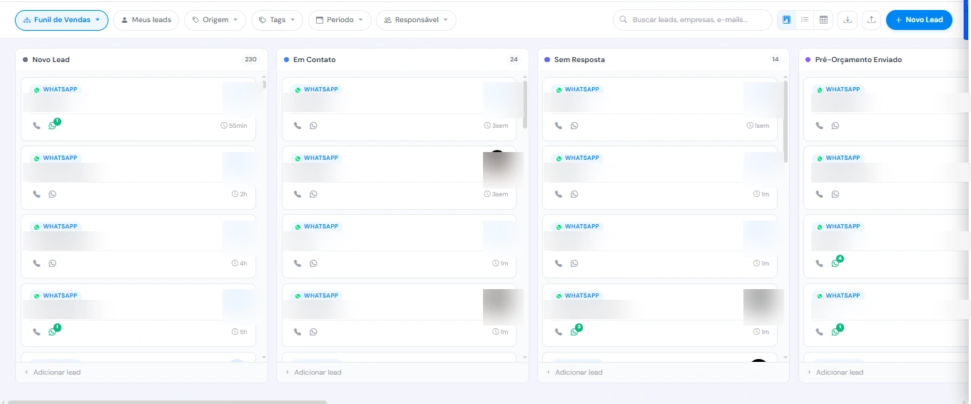 Pipeline do CRM com etapas Novo Lead, Em Contato, Sem Resposta e Pré-Orçamento Enviado; dados pessoais ocultados