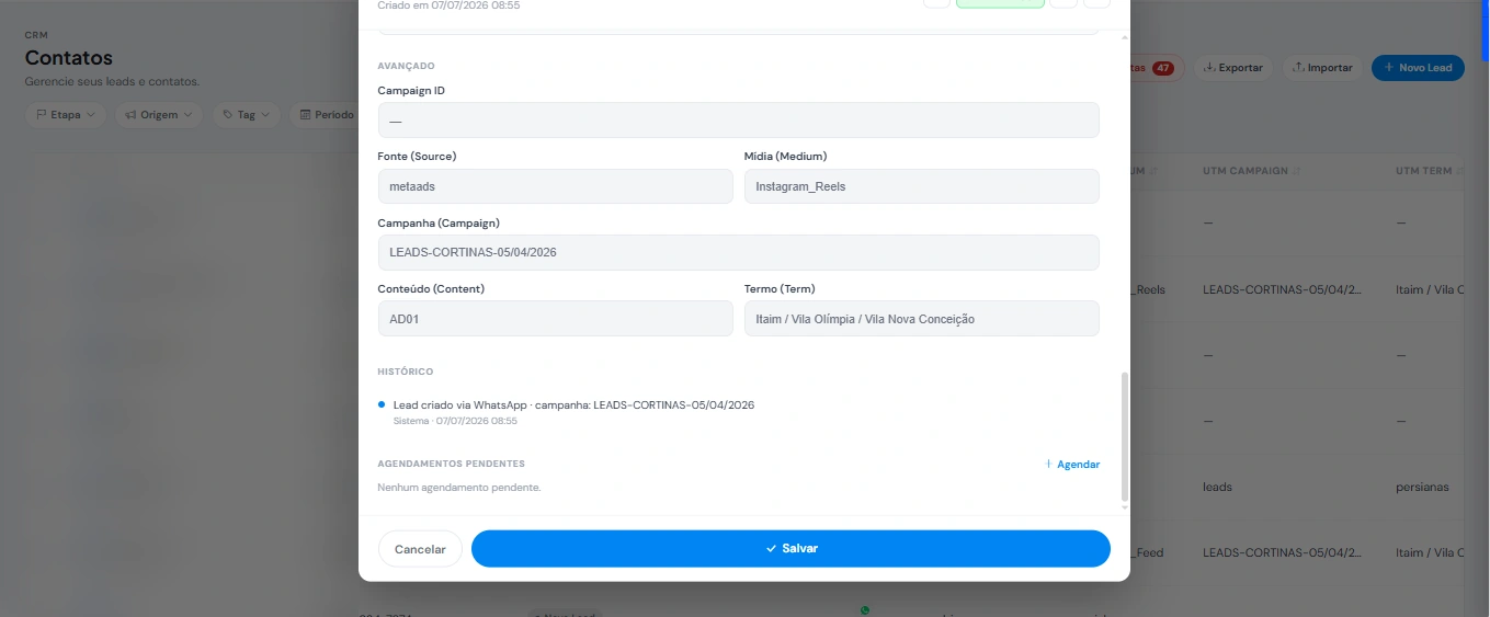 Detalhes de rastreamento do CRM com fonte, mídia, campanha, conteúdo e termo; dados pessoais ao fundo ocultados